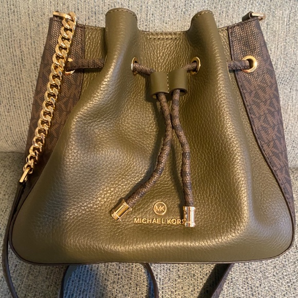 Small Michael Kors Crossbody Bucket Bag - Picture 3 of 3